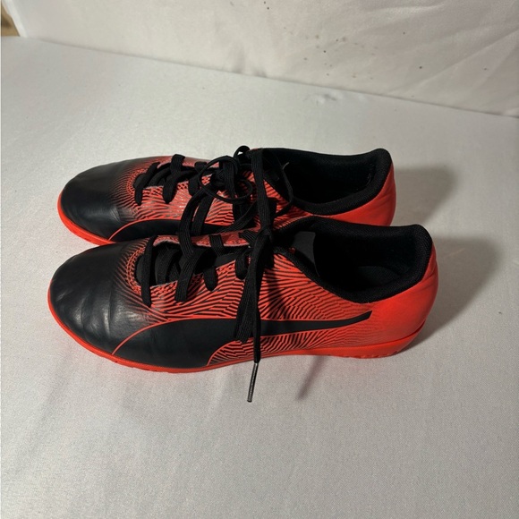 Kids size 4.5 puma brand soccer shoes cleats,#H989 - Picture 1 of 6